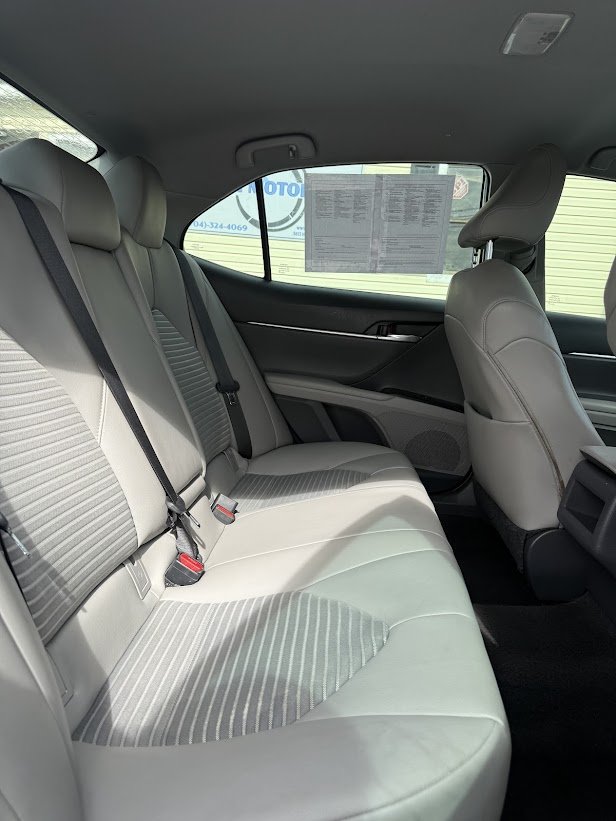 2020 Toyota Camry SE - Photo 7